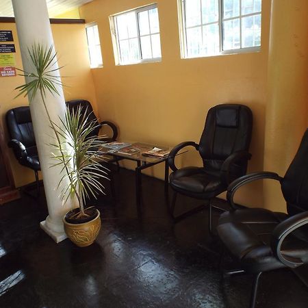 Tropical Court Inn New Kingston Bagian luar foto