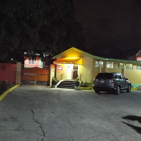 Tropical Court Inn New Kingston Bagian luar foto