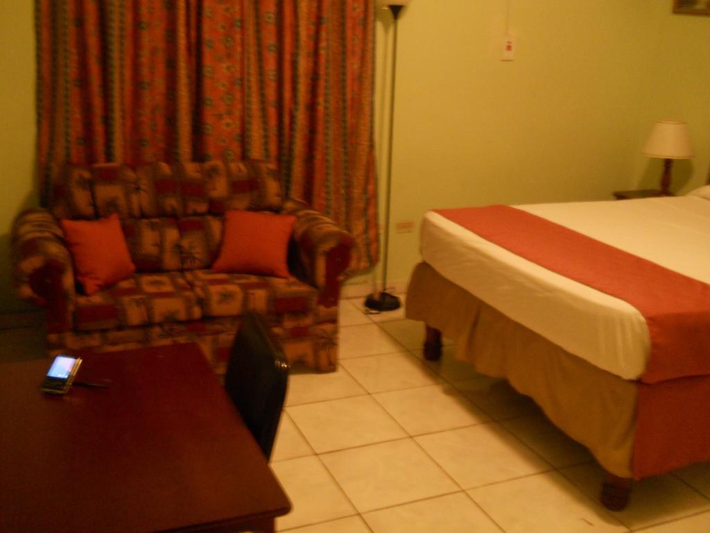 Tropical Court Inn New Kingston Ruang foto