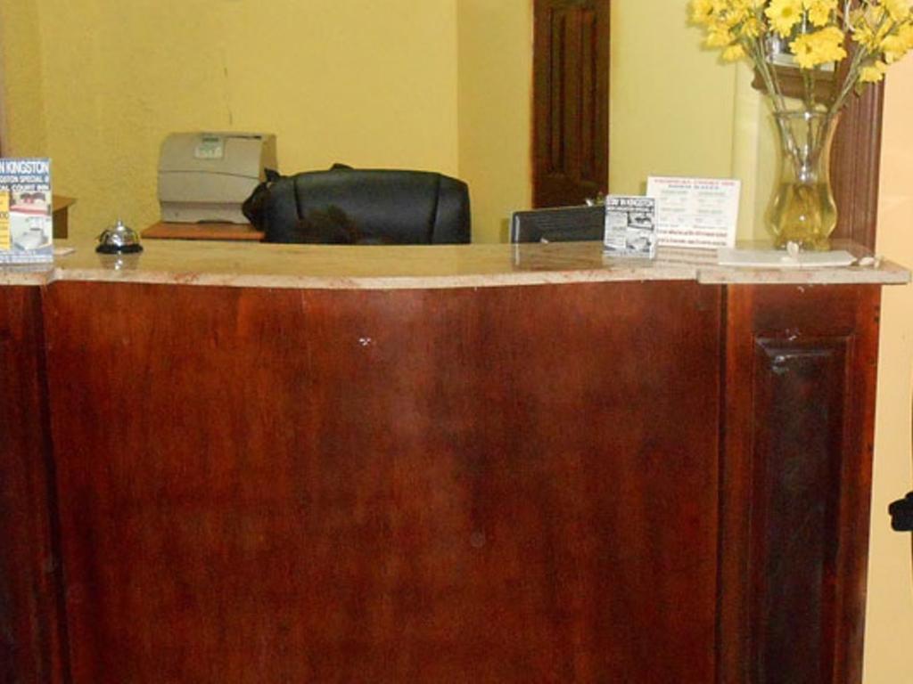 Tropical Court Inn New Kingston Bagian luar foto