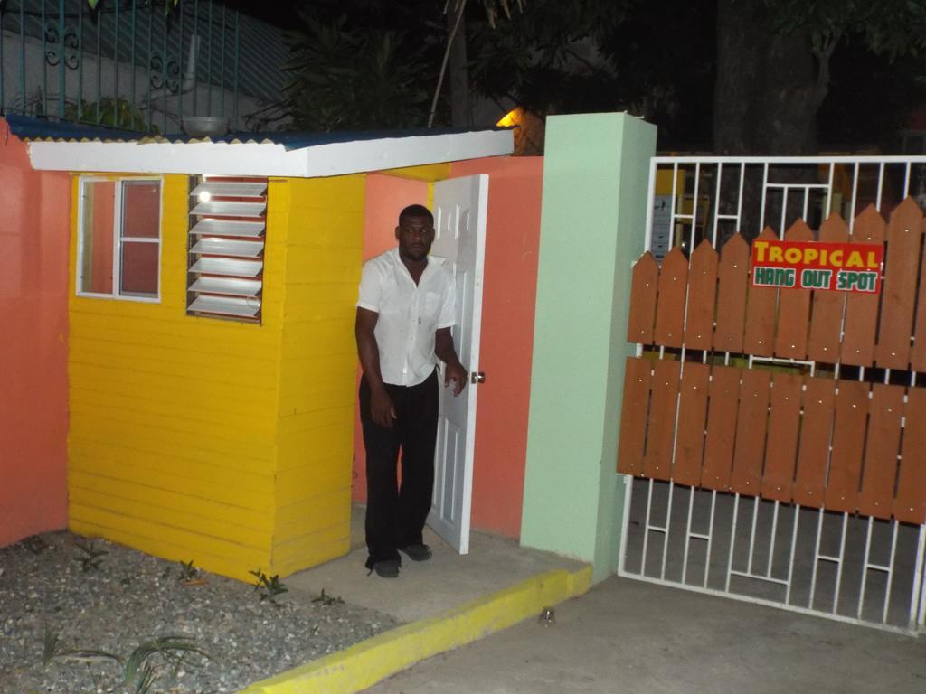Tropical Court Inn New Kingston Bagian luar foto