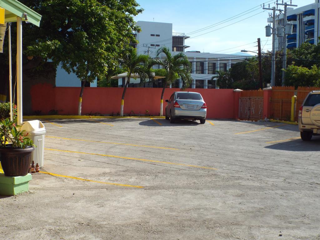Tropical Court Inn New Kingston Bagian luar foto