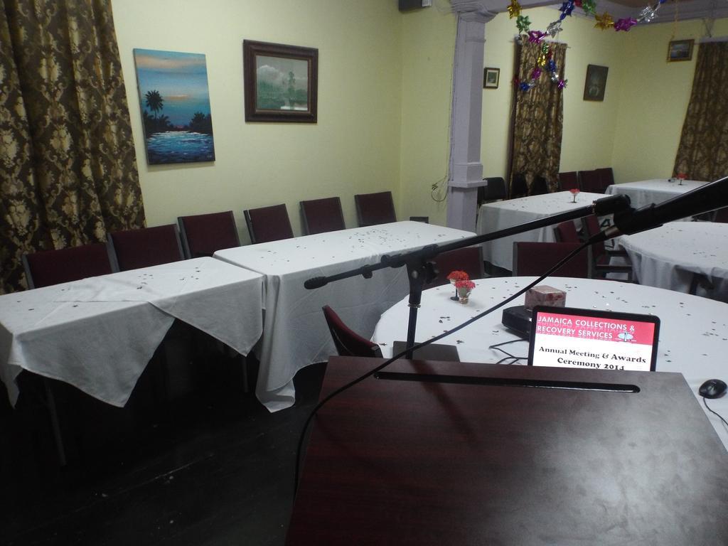 Tropical Court Inn New Kingston Bagian luar foto